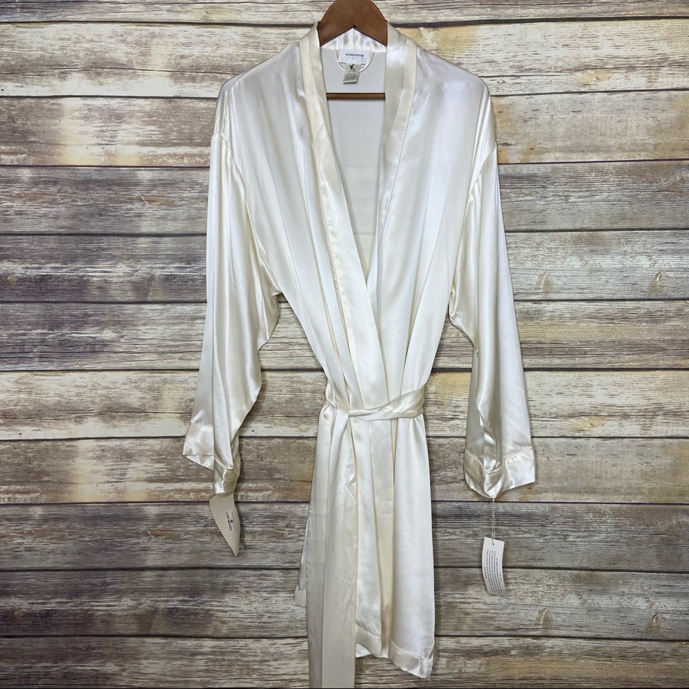 Vintage NWT 💯 silk Nordstrom L cream robe